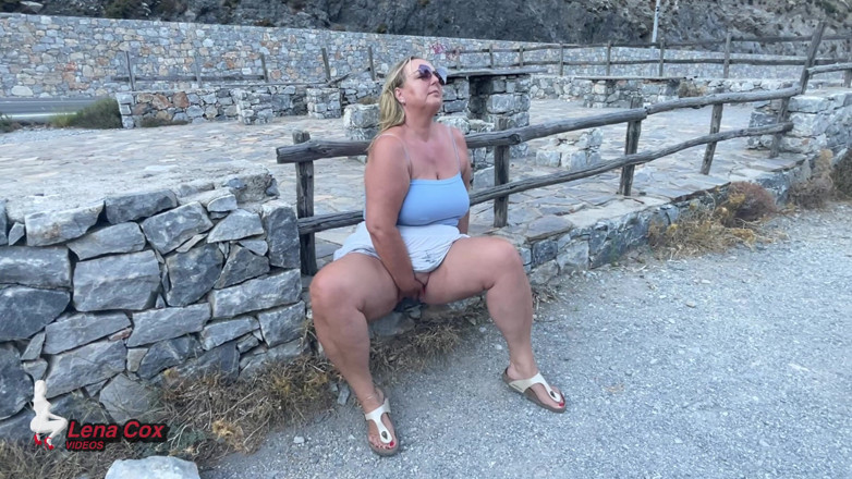 Lena Cox: Exploze nadržené manželky na parkovišti Obrubník