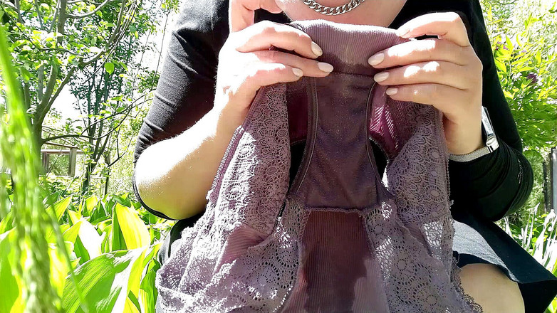 Elena: 角質熟女放尿パンティーのための販売屋外とそれらを示す