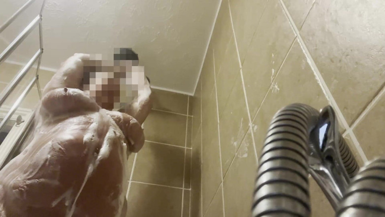 Julie Cunningham: BBW sous la douche nue. Seins savonneux et chatte