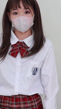 将戴着假发的女友束缚在墙上，挠痒她