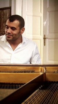 Morena gostosa chupa o pianista