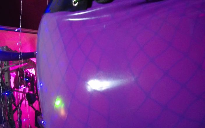 Eva Latexxx: Dominatix Eva Latex Femdom fetisch lila gummi stor röv MILF...