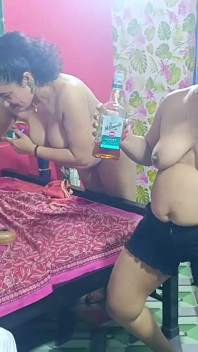 Pesta pertukaran istri dari dua pasangan yang menari dan seks hardcore memek sempit gadis india