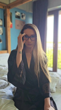 İpek Elbiseli Gözlüklü Asyalı Orta Yaşlı Seksi Kadın