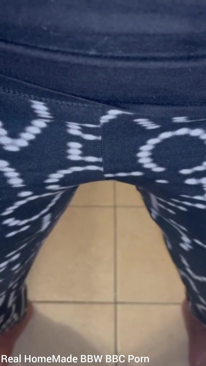 Super sexy ebony cuties: Passeggiare alla disperata ricerca di una pipì mi piscio nei...