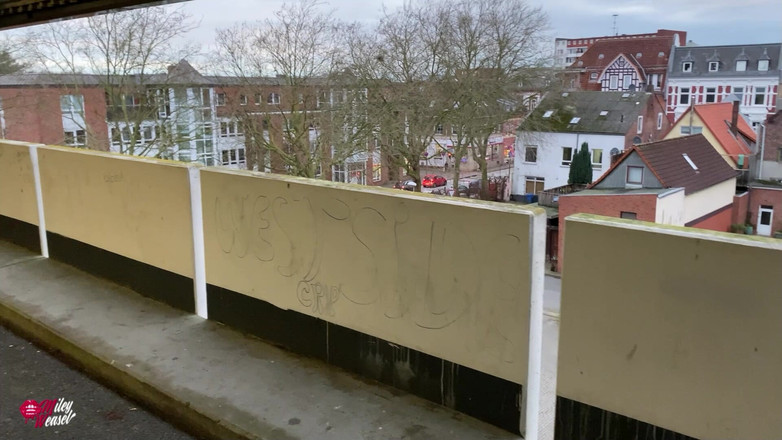 Miley Weasel: Curvă blondă drăguță controlată de la distanță în public!!