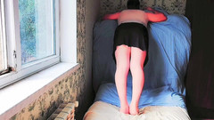 Kitty_Cross: Zabawne Femboy ciesząc się kawą w jedwabistej różowej szacie