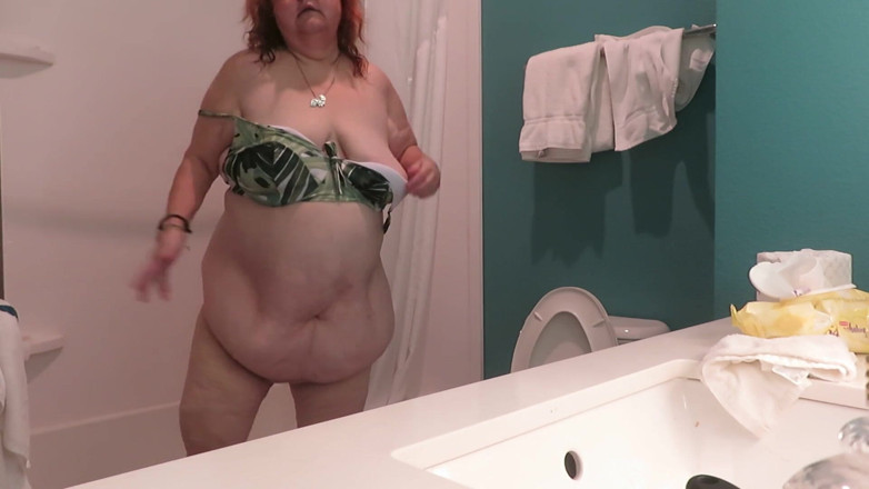 BBW nurse Vicki adventures with friends: 새 2피스 비키니 세트에서 벗는 육덕 간호사 Vicki
