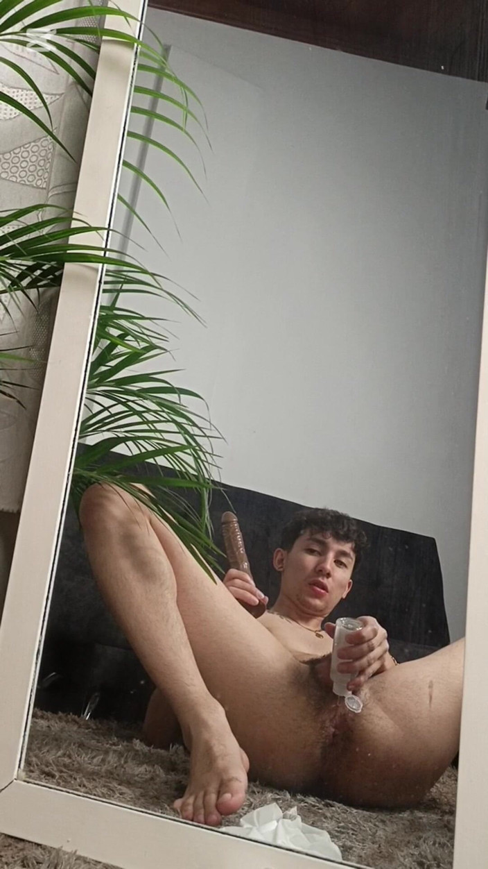 charlessteel: Twink kurva její zadek s velkým dildo a třese její...