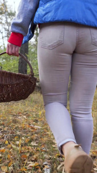 Milf en pantalones ajustados recogiendo setas en el bosque fetiche por el culo