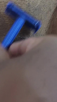 Quente menina depila sua buceta e depois me deixa senti-la