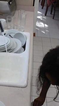 Pepek cantik membasuh pinggan