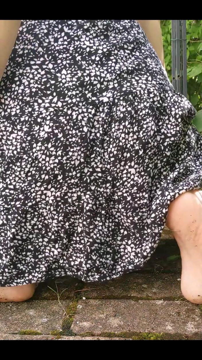Lilux69: Afară, fără chiloți, dar cu bijuterii în curul meu și un pișat...