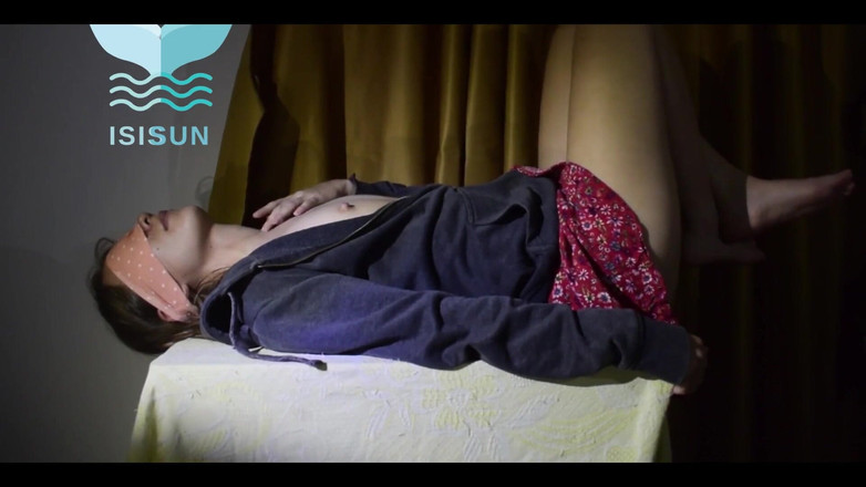 Isis Sun: Üvey kız kardeşim masada penisimi yemeyi seviyor