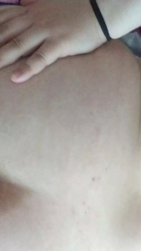 Eu vejo a bunda grande da minha namorada em seu quarto e estou animado para inserir meu pau grande nele