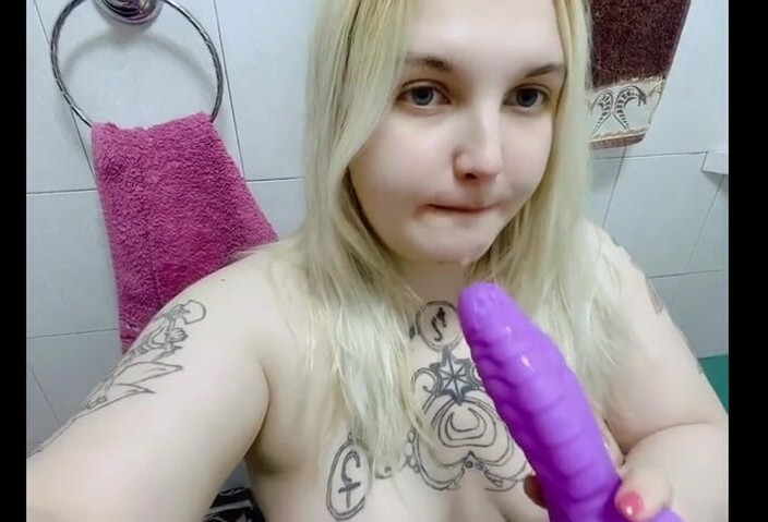Yukionna: Blondine masturbeert jezelf in de badkamer