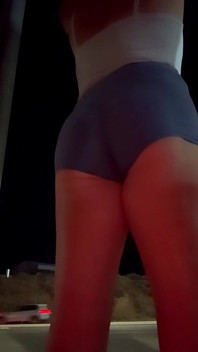 Fier public, tapette de yoga, shortshorts, salope