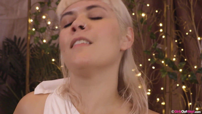 Girls Out West: Zeiță blondă țâțoasă se fute cu degetele și își satisface pizda strâmtă cu...