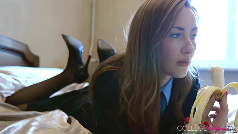 College Uniform: 顶级香蕉以索菲亚史密斯为特色