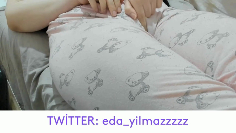 bigass_sexy_bigboobs: Zoccolo di cammello- masturbazione in pigiama- figa gonfia- Figa gonfia-...