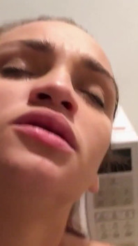 Wifebucket Amateurs - Wifey zaprosiła dziwną dziewczynę i jędła ją