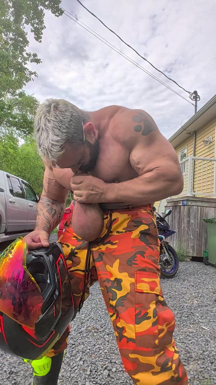 Bruiser Bearwood: Bermain dengan Helmet Motosikal Saya