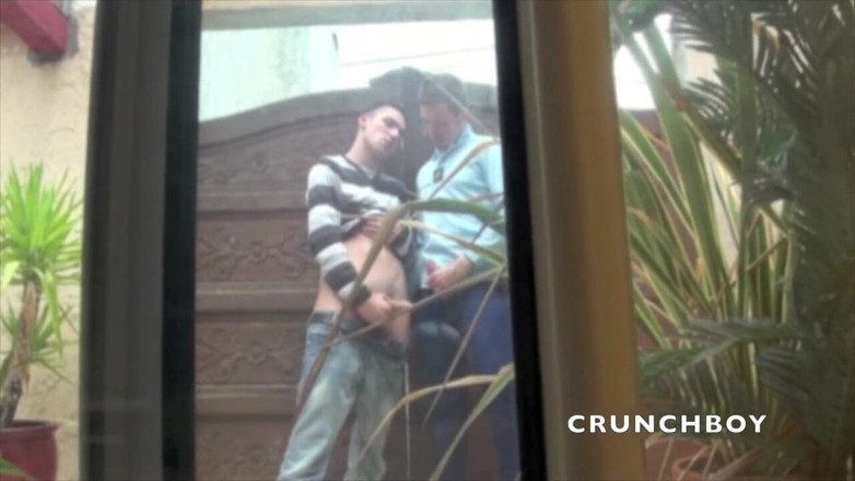 Crunch Boy: Anggota polis sebenar menghisap zakar dan dikongkek oleh kembar di...