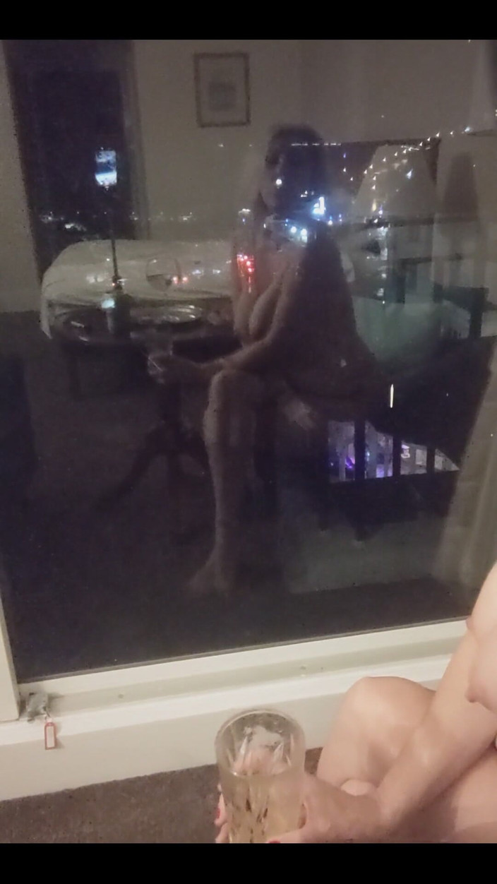 Maggie Moon: Cuba Menjadi Sedikit Arty Dengan Pantulan Saya Dalam Tingkap Adakah...