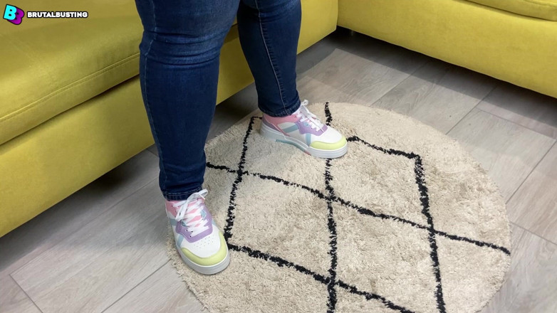 David Marcek: Limpiador de zapatos humanos - ¡Tiene que lamer los pies que le...