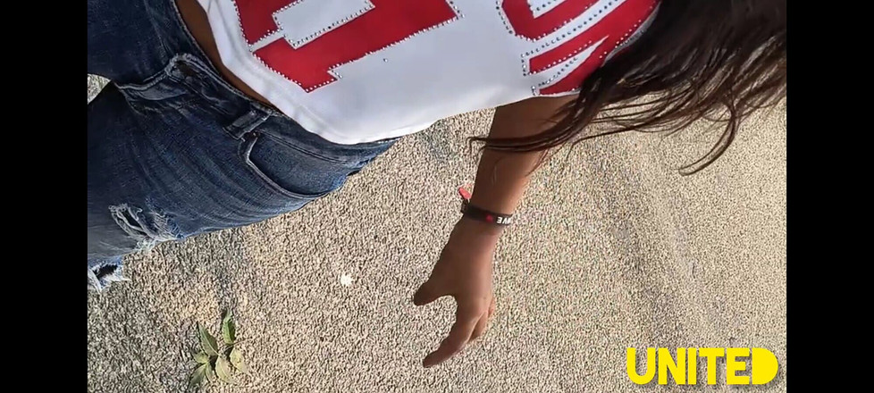 UnitedCourse31: Uma garota fofa pediu uma esquerda no caminho, em troca...