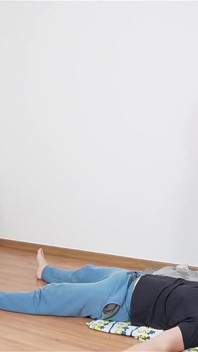 L'insegnante di yoga ha ricevuto la sua lezione per strofinarsi nel suo studente