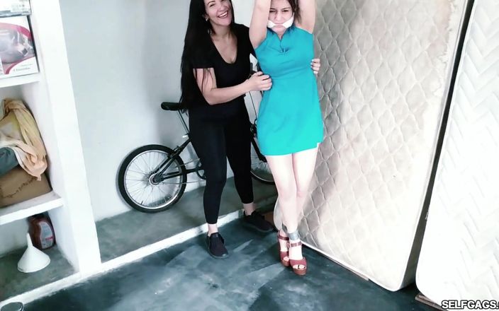 Selfgags Latina Bondage: 派对女孩串在阁楼上
