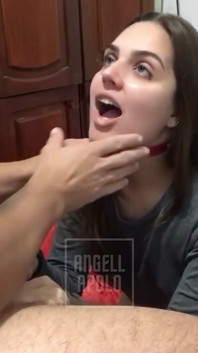 Loirinha Submissa E Rabuda De Coleira Chupando E Egasgando No Pau Grande Do Seu Namorado