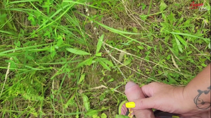 Anna Fire: 继母抱着继子的鸡巴，而他则在大自然中撒尿
