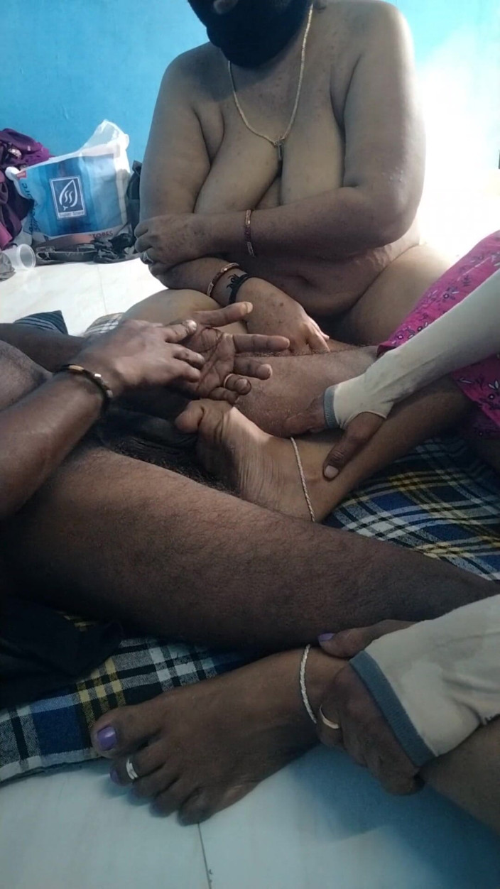 Tamil lesbian: Исследование о члене. Горячие разговоры о члене