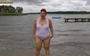 Anna Devot and Friends: Annadevot - en maillot de bain blanc dans le lac