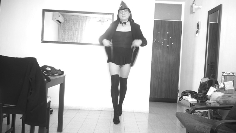 Voyager: Она Безз Стыда Демонстрирует Все Свои Прелести