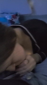 Joven Zorra Chupa Una Polla Grande Y Madura