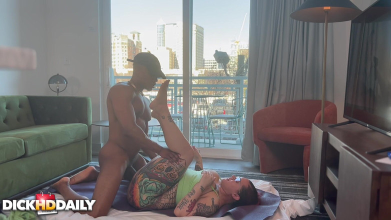 DICKHDDAILY: Bts - o altă sesiune de yoga? Santana Red