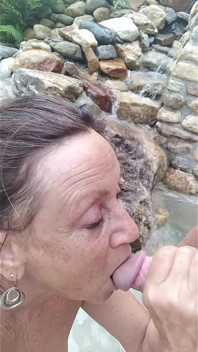 Candi Annie Succhia Il Cazzo Ingoia Sperma in Fontana