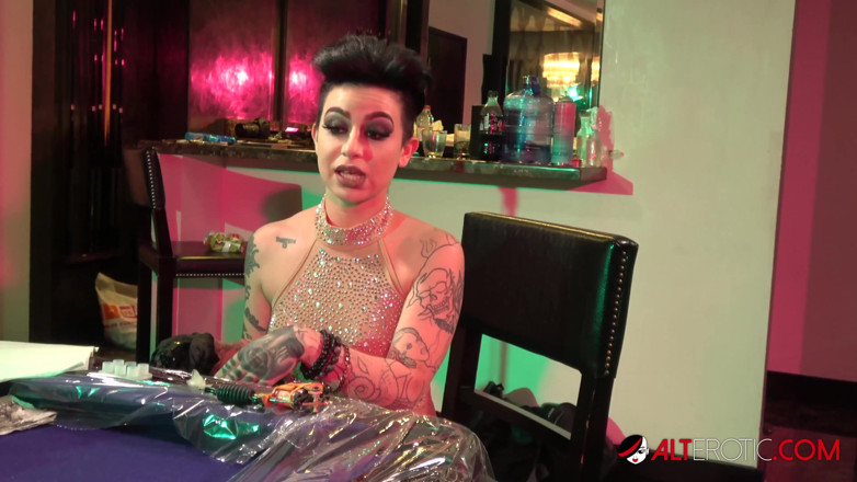 Alt Erotic: Adriana Lynn Bertatu sendiri sebelum mengongkek Sascha