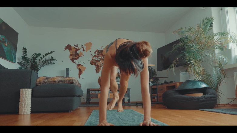 DaringKiara: Oggi ti porto nella mia lezione di yoga e ti...