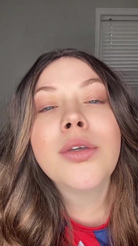 Une MILF femdom transforme son copain infidèle en jeu de rôle avec une tapette bi