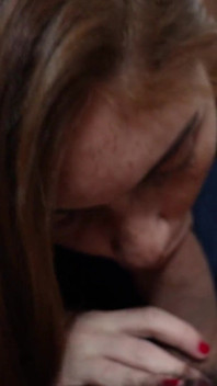 Une fellation et une branlette de pieds d’une parfaite rousse naturelle