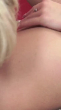Twee blondines likken elkaar.