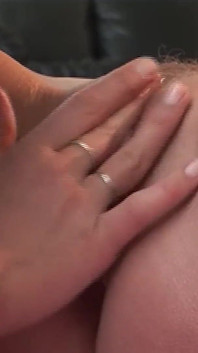 Deux blondes aux seins énormes se font interviewer en bikinis avant de se faire baiser par des lesbiennes déjantées et sexy