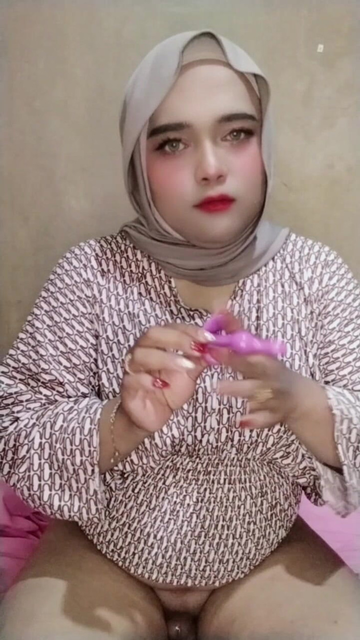 Ivvy Crossdresser: Ivvy crossdresser hidžáb se po měsíci cítí nadržená. Pak se...