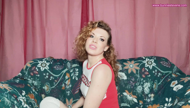 Bunnie Stevens: Animadora auto azotes, desnudándose y jugando en solitario