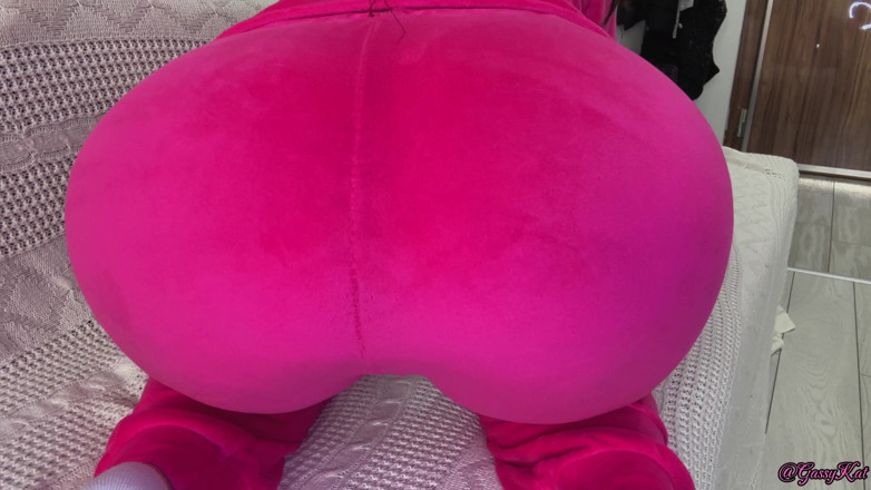 GassyKat: 粉色运动服 臭屁