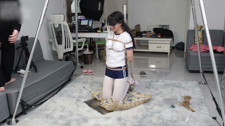 Asian bondage: The Girlfriend in White Stockings Was Tied to an Iron...